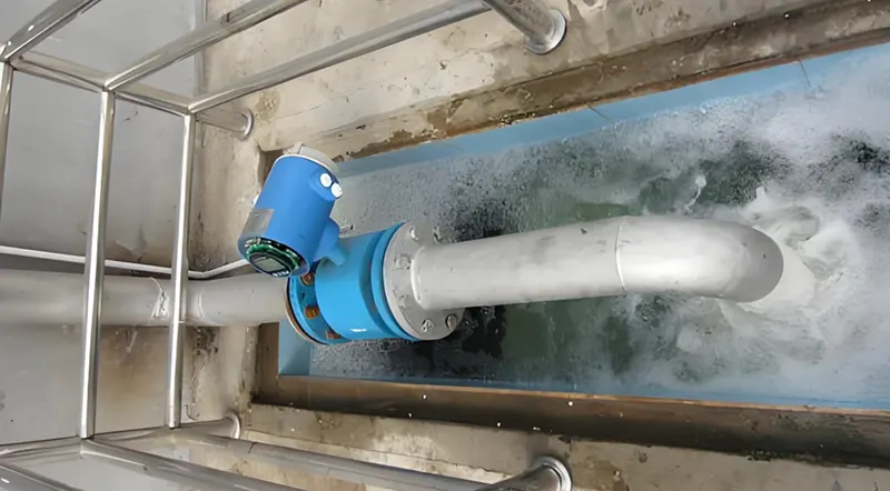 Fluxo de águas residuais medido por medidor magnético Wastewater flow measured by magmeter