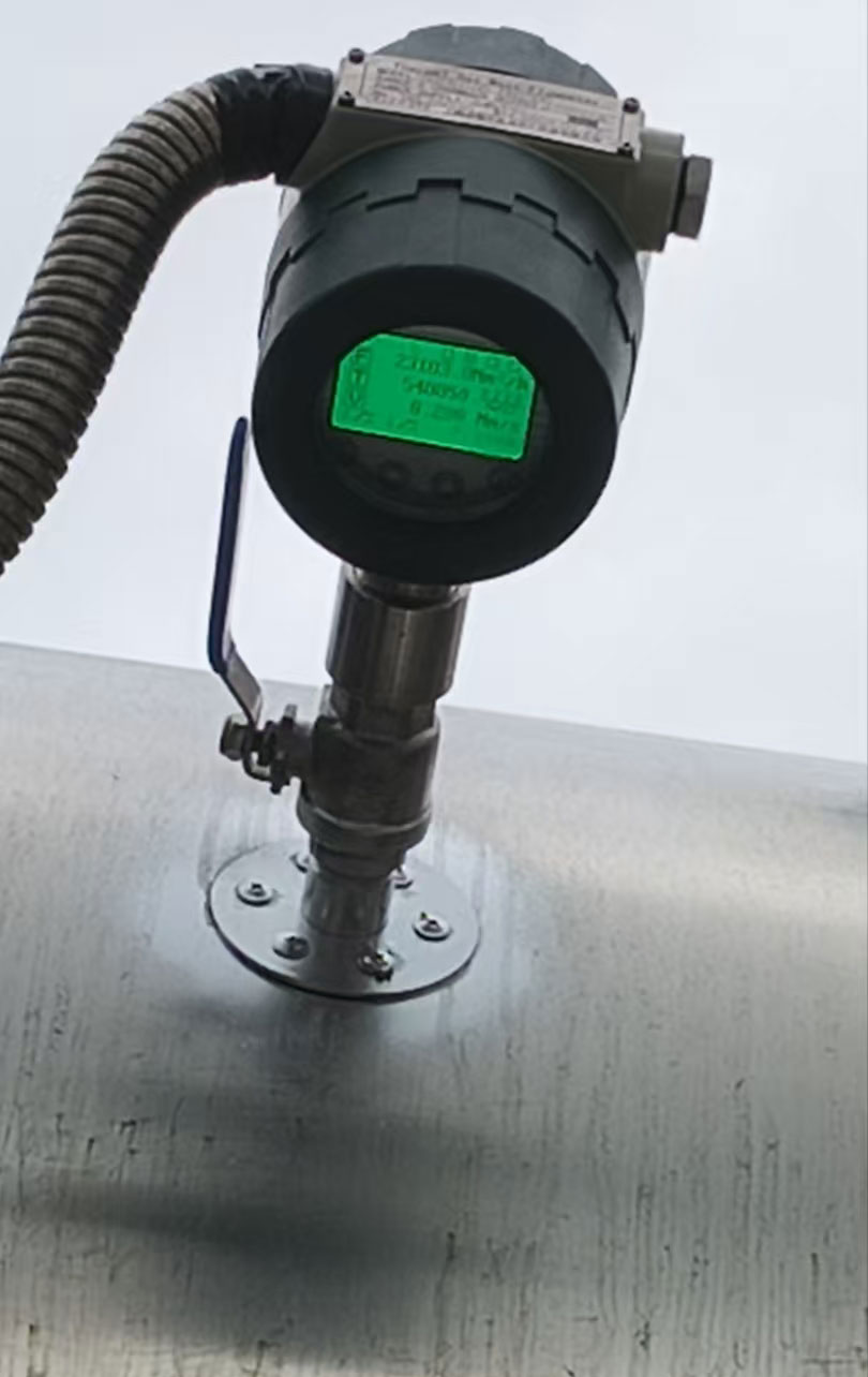 Medidor de vazão mássica térmica de inserção em grande gasoduto de gás natural Insertion thermal mass flow meter on large NG pipeline