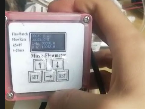 medidor de vazão com display digital para mostrar informações de vazão total e lote flow meter with digital display to show total flow and batch information